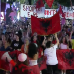 Protesta e 84-t në Tiranë/ Mbyllen fjalimet, qytetarët nisin marshimin në rrugët e kryeqytetit: Rama, jep dorëheqjen!