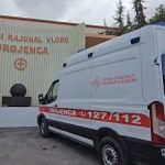 Goditi me sqepar në kokë bashkëshorten, arrestohet 71-vjeçari në Vlorë
