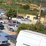Po varroste kusheririn, hajduti i futet në makinë këngëtarit të muzikës popullore dhe i merr parate