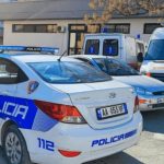 Mashtruan 64-vjeçarin për 100 mijë euro, dy të rinj kapen në flagrancë teksa merrnin paratë