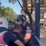 Tensione te Parlamenti, protestuesit gjuajnë me vezë policinë pranë Ministrisë së Brendshme! Shoqërohet 1 person