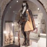 Jep dorëheqejen kreu i Trashëgimisë Kulturore Gjirokastër, pas kritikave për mankininin e Çerçiz Topullit në muze