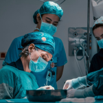 Operimi i pazakontë, 34-vjeçari: Kirurgu më hodhi një pjesë të kafkës në dysheme