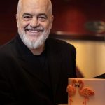 Takimi me shqiptarët në New York, Rama “surprizohet” me tortë me simbolin e flamingove