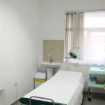 Qytetarët prej 3 ditësh me simptoma helmimi në urgjencën e Spitalit të Fushë-Arrëzit: Uji mban erë të rëndë