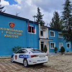 Shoqëruan me forcë një person në prani të fëmijës së mitur në Kuçovë, pezullohen nga detyra 3 efektivë