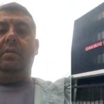 “Të shohim për sa vjen patrulla”, 47-vjeçari futet “live” pas alarmit të rremë për bombë në shkollën “Emin Duraku”