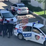 Goditi me makinë murin e një banese dhe dhunoi pronaren, arrestohet 54-vjeçari në Tiranë
