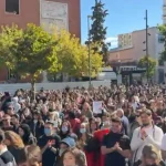 Nga gjimnazistët e “Partizanit” te studentët e Mjekësisë dhe Politeknikut, thyhet dera e FSHN-së, nis marshimi drejt Ministrisë së Arsimit