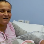 Nëna sjell në jetë bebin e 11-të në maternitetin “Mbretëresha Geraldinë” në Tiranë