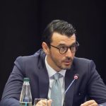 Ministri Karakaçi: Po përgatitim kontratën e shërbimit për transportin hekurudhor Tiranë-Durrës-Rinas, përcaktohen oraret dhe financimi