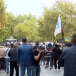 Të prekur nga gazi lotsjellës, qytetarët transportohen me ambulancë. Policia bën gati autobotin me ujë