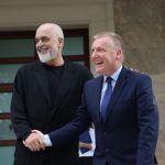 Komisioneri europian pas takimit me Ramën: Shqipëria e ka vendin në BE, ruani ritmin e reformave