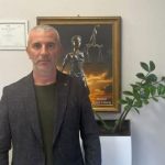 Theu bojkotin e Dhomës së Avokatisë, i pezullohet për 2 vjet licenca e avokatit Lefter Xhengo!