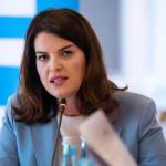 Protesta në Tiranë, reagon zv.kryeministrja Koçiu: Shqipëria nuk ka nevojë të digjet për të ndryshuar