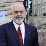 Rama përsërit ftesën për dialog me protestuesit, këtë herë i vendos ftesat mbi stola guri