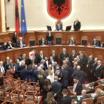 PS kërkon përjashtimin e 20 deputetëve të PD-së pas kaosit në Kuvend, 6 prej tyre për 60 ditë