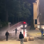 Vijon protesta para Kryeministrisë, policia shpërndan protestuesit me ujë me presion