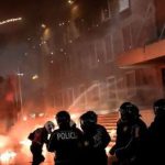 Protesta në Tiranë, policia: 5 policë të plagosur, nis hetimi për dëmtimin e 28-vjeçarit, pezullohet një efektiv i “Shqiponjave”