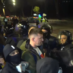 Protestuesit ribashkohen dhe marshojnë sërish drejt Kryeministrisë, kordoni i policisë nuk i lejon të afrohen te godina