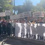 Qytetarët vijnë nga rrethet për të protestuar në Tiranë, janë kundër shkrirjes së bashkive