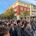 Me pankarta në duar, nis grumbullimi i studentëve para ministrisë së Arsimit