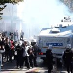 Përplasje me policinë, FNSH ndërhyn ndaj studentëve për t’i shpërndarë, fillojnë shoqërimet