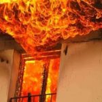 “Çmendet” 35 vjeçari në Tiranë, i vendos zjarrin banesës së prindërve të bashkëjetueses, humbin jetën çifti i të moshuarve