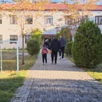 Korçë/ Dyshime për helmim në kopsht, analizat e ushqimeve dhe ujit nuk zbulojnë ndotje bakteriale. Prindërit duan sqarime