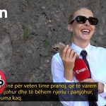 “Sikur ia mora me zor!” E moshuara i merr 8 milionë lekë, tallet me qytetarin dhe gazetaren!