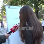 “Ku di unë të bëj shkrim dore” gazetari i ve në provë shkrimi, qytetarët vihen në siklet
