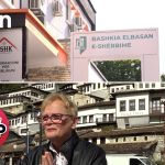 “Zhdukja” e shtëpisë 100-vjeçare e kthen nga Greqia me urgjencë, tronditet nga “vjedhja” e oborrit!