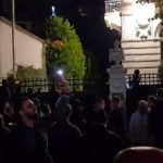 Protestuesit hoqën flamurin e Ambasadës së Vatikanit, reagon Ministria e Jashtme: Autorët do të përgjigjen para ligjit